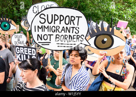 Brooklyn, Stati Uniti. 02Luglio, 2019. Manifestanti tenere cartelloni durante una manifestazione di protesta per la chiusura dei migranti nei campi profughi nel sud del confine. "Chiudere i campi" Rally di avvocato per la chiusura dei campi dove i migranti alla frontiera meridionale sono detenuti. Il rally si è svolta di fronte al appartamento dove il senatore Chuck Schumer (D-NY) vive a Brooklyn, New York. Credito: SOPA Immagini limitata/Alamy Live News Foto Stock