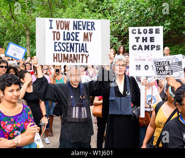 Brooklyn, Stati Uniti. 02Luglio, 2019. Un uomo che tiene un cartello durante una manifestazione di protesta per la chiusura dei migranti nei campi profughi nel sud del confine. "Chiudere i campi" Rally di avvocato per la chiusura dei campi dove i migranti alla frontiera meridionale sono detenuti. Il rally si è svolta di fronte al appartamento dove il senatore Chuck Schumer (D-NY) vive a Brooklyn, New York. Credito: SOPA Immagini limitata/Alamy Live News Foto Stock