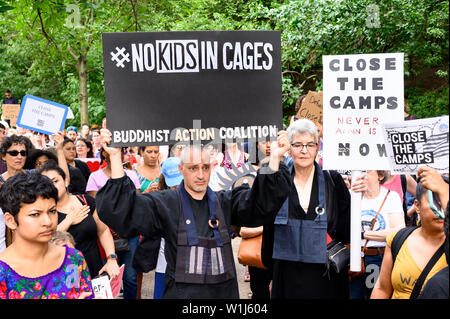 Brooklyn, Stati Uniti. 02Luglio, 2019. Un uomo che tiene un cartello durante una manifestazione di protesta per la chiusura dei migranti nei campi profughi nel sud del confine. "Chiudere i campi" Rally di avvocato per la chiusura dei campi dove i migranti alla frontiera meridionale sono detenuti. Il rally si è svolta di fronte al appartamento dove il senatore Chuck Schumer (D-NY) vive a Brooklyn, New York. Credito: SOPA Immagini limitata/Alamy Live News Foto Stock