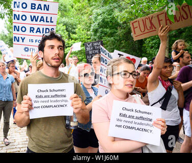 Brooklyn, Stati Uniti. 02Luglio, 2019. Manifestanti tenere cartelloni durante una manifestazione di protesta per la chiusura dei migranti nei campi profughi nel sud del confine. "Chiudere i campi" Rally di avvocato per la chiusura dei campi dove i migranti alla frontiera meridionale sono detenuti. Il rally si è svolta di fronte al appartamento dove il senatore Chuck Schumer (D-NY) vive a Brooklyn, New York. Credito: SOPA Immagini limitata/Alamy Live News Foto Stock