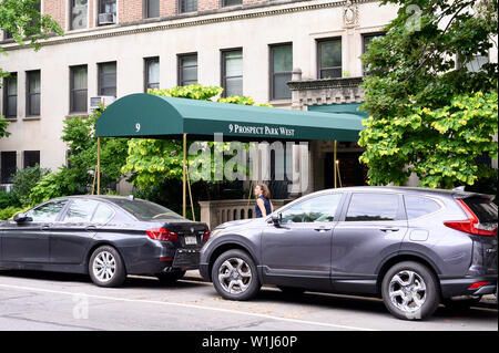 Brooklyn, Stati Uniti. 02Luglio, 2019. L'appartamento dove il senatore Chuck Schumer (D-NY) vive a Brooklyn visto durante il 'chiudere i campi" Rally di avvocato per la chiusura dei campi dove i migranti alla frontiera meridionale sono detenuti. Il rally si è svolta di fronte al appartamento dove il senatore Chuck Schumer (D-NY) vive a Brooklyn, New York. Credito: SOPA Immagini limitata/Alamy Live News Foto Stock