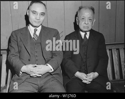 San Francisco, California. Il pastore metodista di ascendenza giapponese , con il membro più anziano della sua con . . .; Portata e contenuto: tutta la didascalia per questa fotografia si legge: San Francisco, California. Il pastore metodista di ascendenza giapponese , con il membro più anziano della sua congregazione. Essi saranno presto sul loro modo ad un punto di montaggio con gli altri residenti di ascendenza giapponese per attendere il trasferimento ad un War Relocation competente centro per trascorrere la durata. Foto Stock