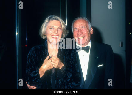 Beverly Hills, in California, Stati Uniti d'America 9 Settembre 1994 l'attrice Anne Bancroft e attore Mel Brooks frequentare il nono annuale degli American Cinematheque Award saluto a Rob Reiner il 9 settembre 1994 presso il Beverly Hilton Hotel di Beverly Hills, la California, Stati Uniti d'America. Foto di Barry re/Alamy Stock Photo Foto Stock