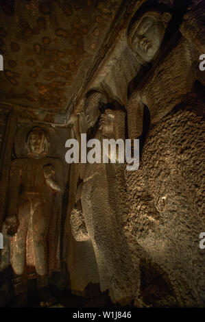 Buddha Standinh 6 grotte di Ajanta aUNESCO World Heritage Site nei pressi di Aurangabad Maharashtra INDIA Foto Stock
