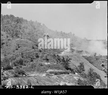 Ardesia è convogliato a scarico benna dal sistema di trasporto. Dump è stato masterizzazione di diversi anni. Inland Steel Company, Wheelwright #1 & 2 miniere, Wheelwright, Floyd County, Kentucky. Foto Stock