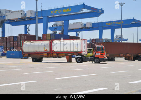 Materiali pericolosi spedizioni, il trasporto e la movimentazione a bordo di navi container. Foto Stock
