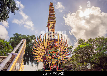 Ordinò la cremazione tower con il tradizionale design balinese sculture di demoni e fiori sulla strada del centro di Ubud, isola di Bali, Indonesia . Preparati per un Foto Stock