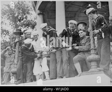 Soldati e marinai lo strappo fino a bandiera portati dai socialisti durante la loro dimostrazione di pace a Boston Foto Stock