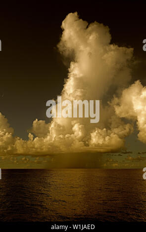 Mar dei Caraibi, acque internazionali - ottobre 19, 2013: un impressionante cumulonimbus cloud sopra tranquille acque dei Caraibi, dal punto di vista di un container Foto Stock