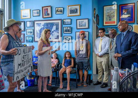 New York, New York, Stati Uniti d'America. 2 Luglio, 2019. Costituenti del Congressista Meeks Gregorio ha dimostrato fino al suo Rockaway uffici su luglio 2, 2019 per chiedere la chiusura del bambino inumane nei centri di detenzione in #CloseTheCamps protesta come parte di una giornata nazionale di azione in risposta alle condizioni disumane in Trump's nei centri di detenzione. Ai partecipanti di leggere testimonianze di persone detenute nei campi di Meeks' personale, seguita da una dichiarazione scritta dal membro del Congresso. Credito: Erik McGregor/ZUMA filo/ZUMAPRESS.com/Alamy Live News Foto Stock