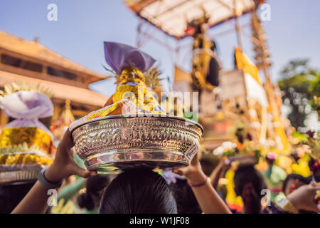 Royal cerimonia di cremazione prepation. Balinese religione indù processione. E ordinò Lembu toro nero simbolo di trasporto per lo spirito per il Foto Stock