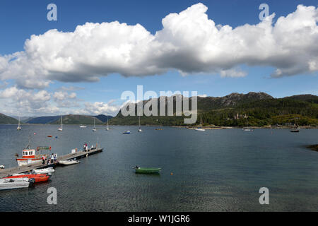 Vista sulla baia riparata a Plockton al castello Duncraig e boschivo highlands Foto Stock