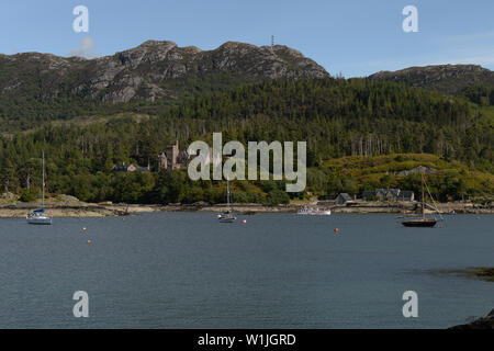 Vista sulla baia riparata al castello Duncraig e boschivo highlands, da plockton Foto Stock