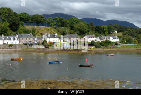 Plockton nelle Highlands della Scozia in Lochalsh, Wester Ross sulle rive di Loch Carron è un piccolo villaggio centrata sulla splendida baia Foto Stock