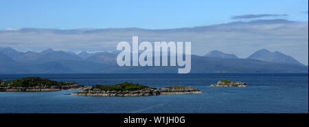 Lo skyline di montagna vista sul Loch Carron - Mystic montagne - viste panoramiche da plockton all isola di Skye Foto Stock