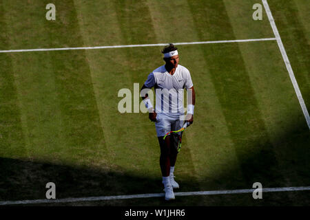 Londra, Gran Bretagna. 2 Luglio, 2019. Rafael Nadal di Spagna compete durante gli Uomini Singoli Primo turno match con Yuichi Sugita del Giappone all'2019 Wimbledon Tennis Championships di Londra, Gran Bretagna, 2 luglio 2019. Credito: Han Yan/Xinhua/Alamy Live News Foto Stock