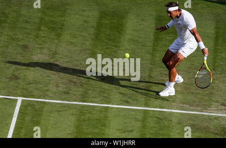 Londra, Gran Bretagna. 2 Luglio, 2019. Rafael Nadal di Spagna compete durante gli Uomini Singoli Primo turno match con Yuichi Sugita del Giappone all'2019 Wimbledon Tennis Championships di Londra, Gran Bretagna, 2 luglio 2019. Credito: Han Yan/Xinhua/Alamy Live News Foto Stock