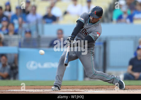 Los Angeles, CA, Stati Uniti d'America. 2 Luglio, 2019. Arizona Diamondbacks terzo baseman Eduardo Escobar (5) batte in un RBI hit durante il gioco tra l'Arizona Diamondbacks e il Los Angeles Dodgers al Dodger Stadium di Los Angeles, CA. (Foto di Peter Joneleit) Credito: csm/Alamy Live News Foto Stock