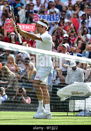 Londra, Gran Bretagna. 2 Luglio, 2019. Roger Federer celebra dopo la uomini singoli match di primo turno contro Lloyd Harris del Sud Africa a 2019 Wimbledon Tennis Championships di Londra, Gran Bretagna, 2 luglio 2019. Credito: Lu Yang/Xinhua/Alamy Live News Foto Stock