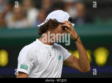 Londra, Gran Bretagna. 2 Luglio, 2019. Lloyd Harris del Sud Africa reagisce durante gli uomini singoli match di primo turno contro Roger Federer al 2019 Wimbledon Tennis Championships di Londra, Gran Bretagna, 2 luglio 2019. Credito: Lu Yang/Xinhua/Alamy Live News Foto Stock