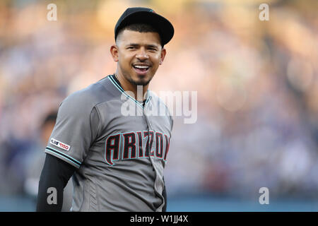 Los Angeles, CA, Stati Uniti d'America. 2 Luglio, 2019. Arizona Diamondbacks terzo baseman Eduardo Escobar (5) condivide una risata con un capoarbitro durante il gioco tra l'Arizona Diamondbacks e il Los Angeles Dodgers al Dodger Stadium di Los Angeles, CA. (Foto di Peter Joneleit) Credito: csm/Alamy Live News Foto Stock