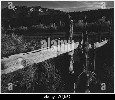 Taos County, Nuovo Messico. Flumes, portando acqua di irrigazione attraverso arroyos, sono frequentemente lavato Unità organizzativa . . .; Portata e contenuto: Full didascalia recita come segue: Taos County, Nuovo Messico. Flumes, portando acqua di irrigazione attraverso arroyos, sono frequentemente lavato fuori nel momento di maggior bisogno. Questo è uno dei gravi problemi dell'area. Foto Stock