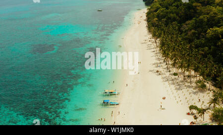 Paesaggio tropicale: spiaggia di sabbia con palme e le acque turchesi della barriera corallina vista dall'alto, Puka shell beach. Il Boracay, Filippine. Seascape con spiaggia sull isola tropicale. Estate viaggi e concetto di vacanza. Foto Stock