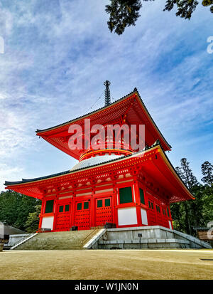 Il rosso vibrante Konpon Daito Pagoda nel Unesco elencati Danjo Garan buddismo shingon complesso del tempio, Koyasan Wakayame, Giappone. Foto Stock