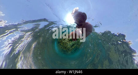 L uomo mentre lo snorkeling in mare provenienti da voi 360 gradi landscaoe vista Foto Stock