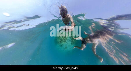 L uomo mentre lo snorkeling in mare provenienti da voi 360 gradi landscaoe vista Foto Stock