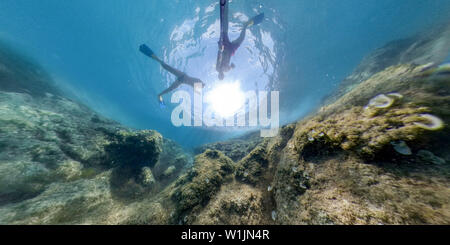 L uomo mentre lo snorkeling in mare provenienti da voi 360 gradi landscaoe vista Foto Stock