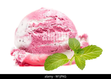 Un misto di scoop di vaniglia e ciliegia di gelato con la menta isolati su sfondo bianco Foto Stock