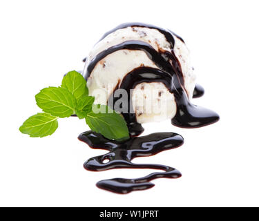 Un cucchiaio di stracciatella gelato alla crema con salsa al cioccolato e menta su sfondo bianco Foto Stock