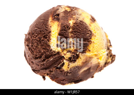 Un misto di scoop di Cioccolato e gelato alla vaniglia isolati su sfondo bianco Foto Stock