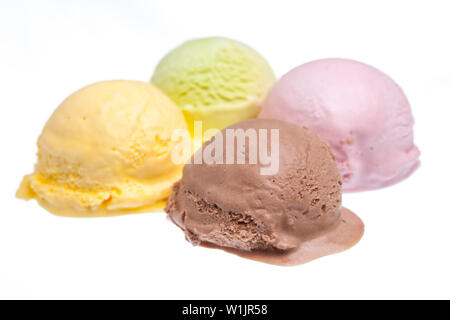 Più colorate palline di gelato isolati su sfondo bianco Foto Stock