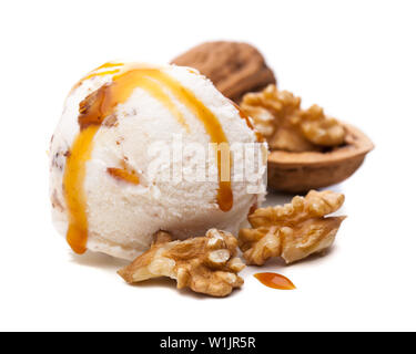 Un cucchiaio di noce gelato condito con salsa di caramello Foto Stock