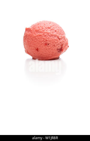 Un singolo gelato alla fragola sfera isolata su sfondo bianco Foto Stock