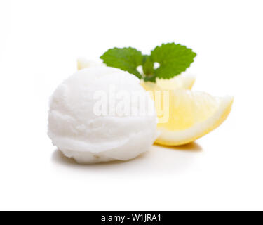 Gelato al limone sfera con cuneo di limone e menta Foto Stock