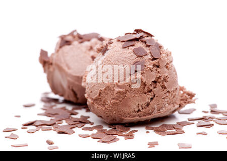 Due palline di gelato al cioccolato decorato con scaglie di cioccolato Foto Stock