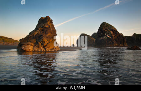 Il legato rotoli nelle rocce di Myers Creek Beach a sud del Capo Sebastian vicino a Spiaggia d'oro, Oregon. (C) 2012 Tom Kelly Foto Stock