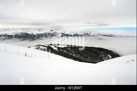 Una sottile linea di cielo blu sopra il Mar Nero mette in evidenza un nuvoloso, snowy giornata in Rosa Khutor Ski Resort in Krasnaya Polyana fuori Sochi, Russia, come visto Foto Stock