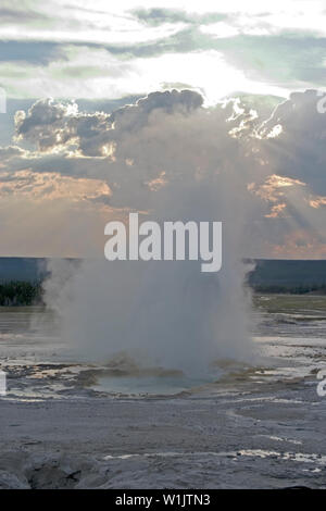 Fontana Geyser bolle al tramonto lungo la fontana vaso di vernice Trail nel Parco Nazionale di Yellowstone. Foto Stock