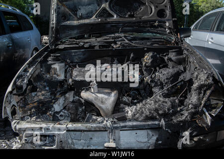 Berlino, Germania. 03 Luglio, 2019. Il blocco motore di un automobile in Hansaviertel su Bartningallee ha bruciato. Un totale di cinque vetture sono state incendiate durante la notte. La polizia sta assumendo arson. La notte scorsa, sei veicoli erano già sul fuoco a Berlino. Credito: Paolo Zinken/dpa/Alamy Live News Foto Stock