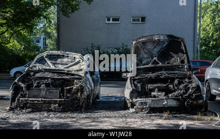Berlino, Germania. 03 Luglio, 2019. Due bruciate le vetture si trovano nel Hansaviertel su Bartningallee. Un totale di cinque vetture sono state incendiate durante la notte. La polizia sta assumendo arson. La notte scorsa, sei veicoli erano già sul fuoco a Berlino. Credito: Paolo Zinken/dpa/Alamy Live News Foto Stock