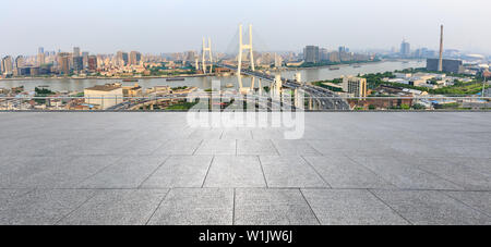 Quadrato vuoto piano e ponte edifici di Shanghai, Cina Foto Stock