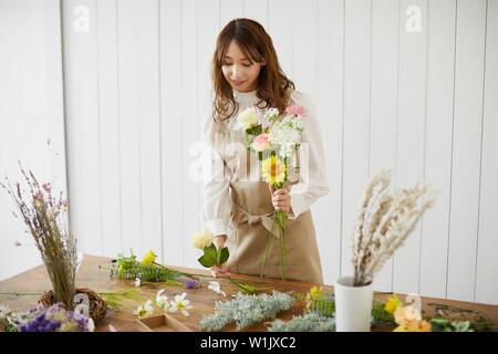 Donna Giapponese con fiori Foto Stock