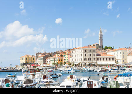 Rovigno Croazia, Europa - 2 settembre 2017 - barche ormeggiate presso il porto di Rovigno Foto Stock