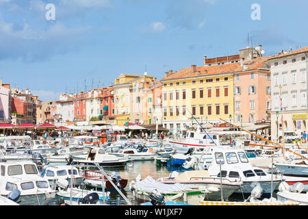 Rovigno Croazia, Europa - 2 settembre 2017 - numerose barche a motore al porto di Rovigno Foto Stock