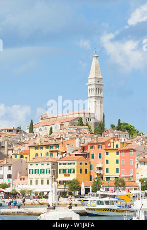 Rovigno Croazia, Europa - 2 settembre 2017 - i turisti presso la banchina del porto di Rovigno Foto Stock