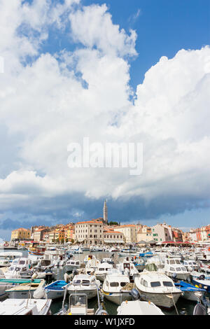 Rovigno Croazia, Europa - 2 settembre 2017 - schierate barche presso il porto di Rovigno Foto Stock